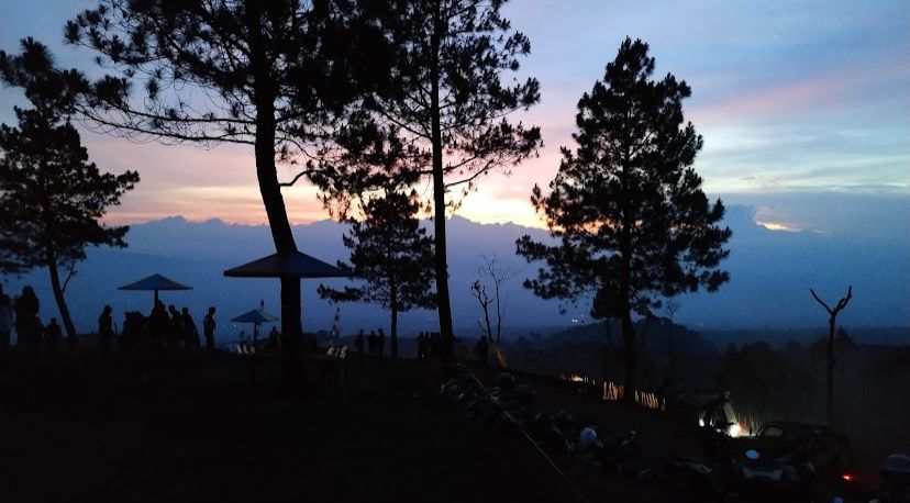 Keindahan sunset di Kanaga Hill