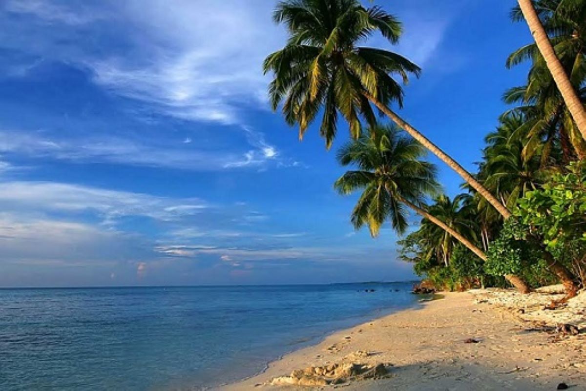 Indahnya Pantai Tanjung Gelam. (1001malam.com)