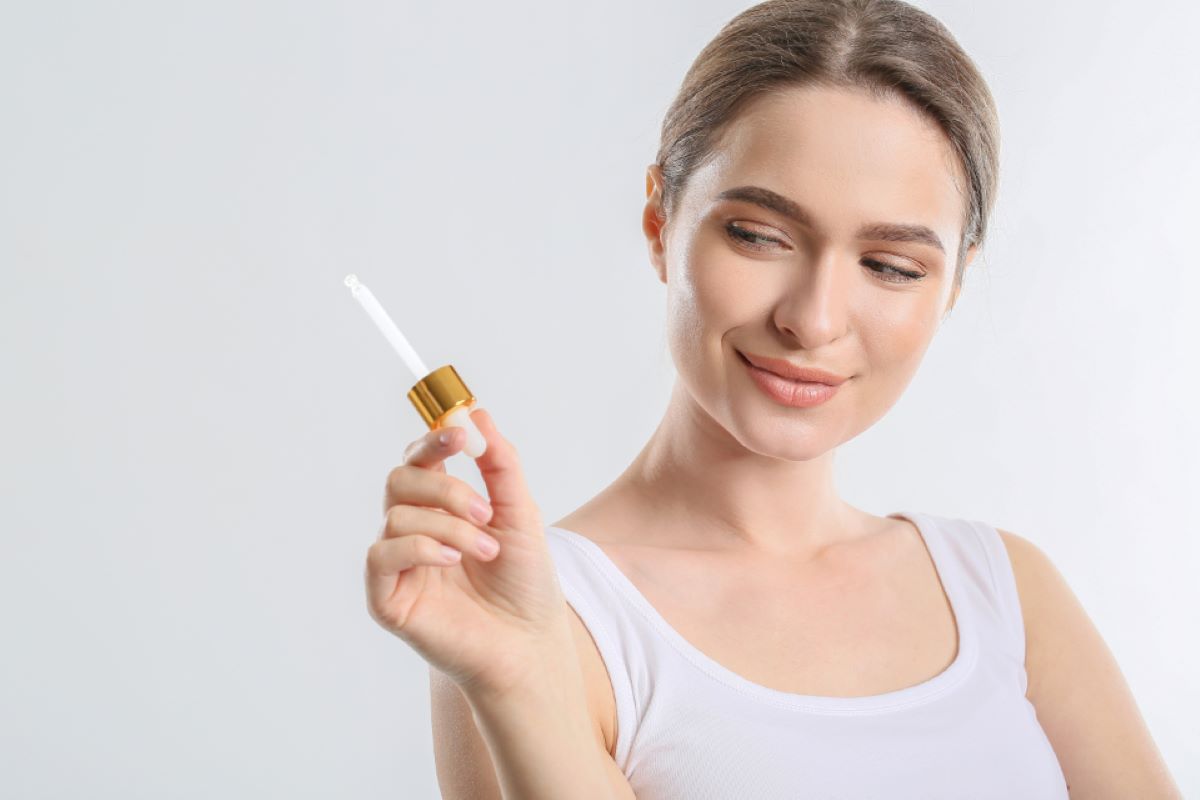 Ilustrasi perempuan menggunakan skincare