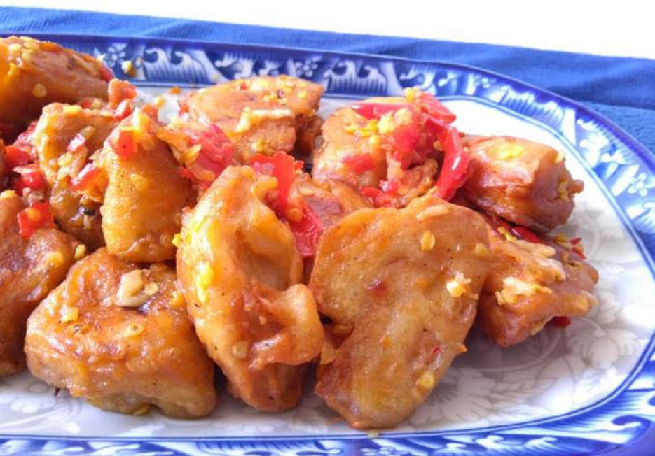 Ilustrasi tahu crispy saus pedas yang menggoda selera