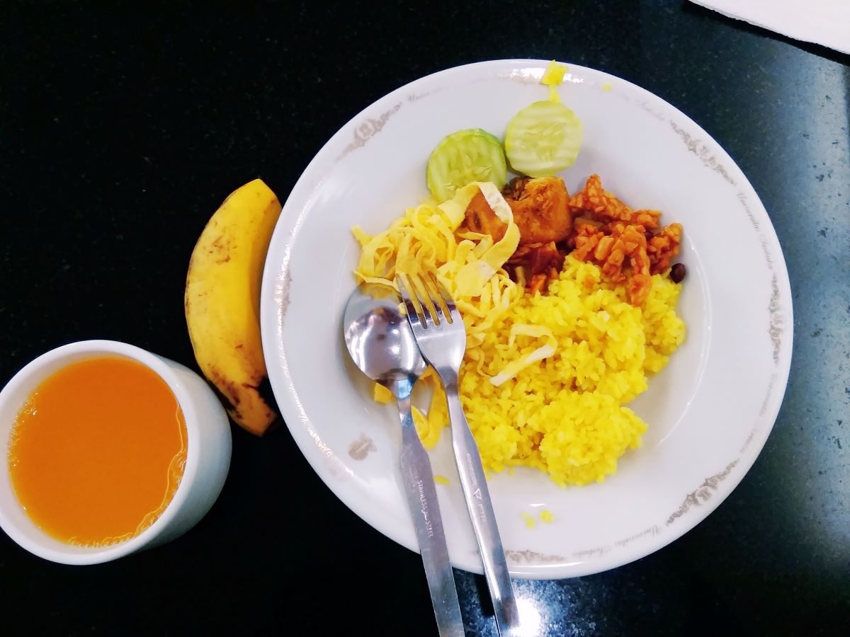 Ilustrasi hidangan nasi kuning