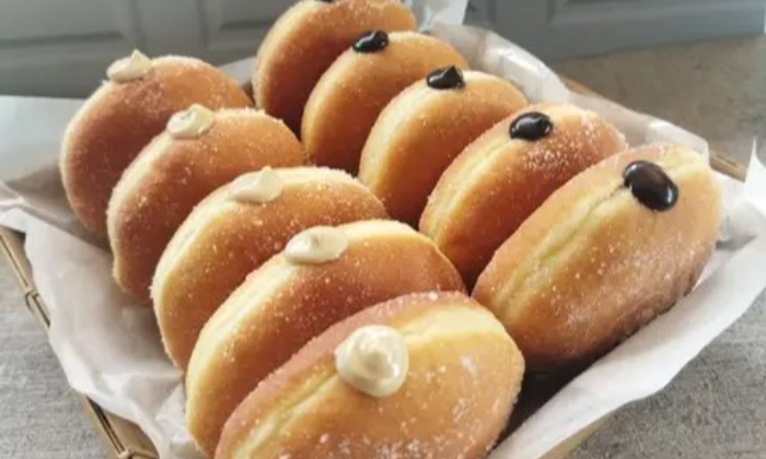 Sajian bomboloni isian glaze