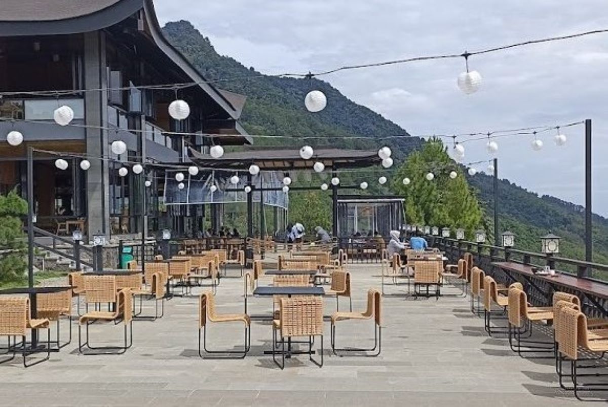 Salah satu tempat makan yang dekat dengan Taman Purbakala Cipari, Arunika Eatery (Dok. ayoglamping.com)