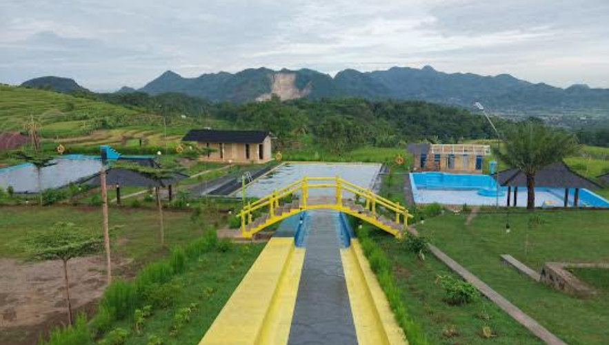 Wisata air Kuningan, kolam renang Side Land Kadeula