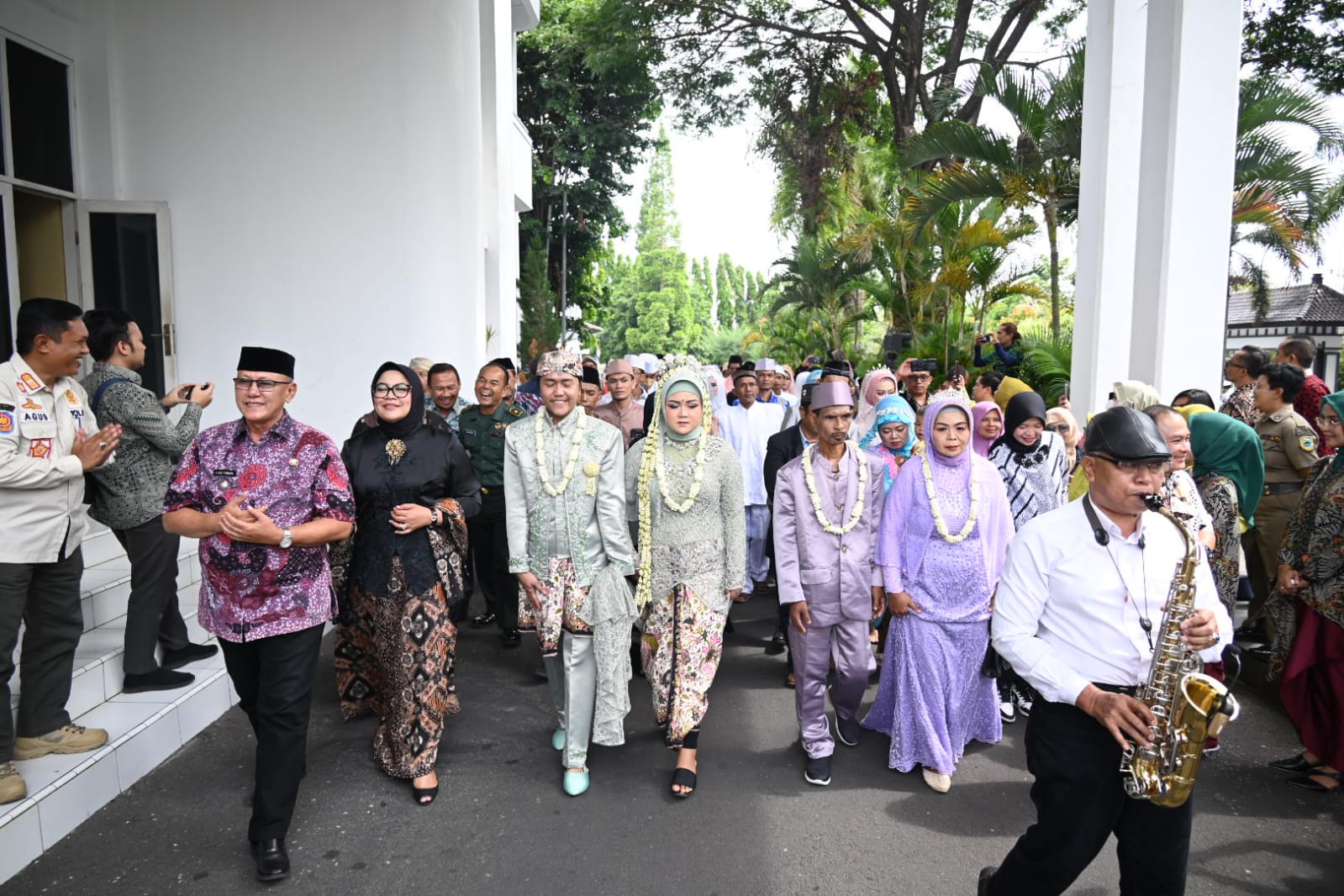34 pasangan menikah serentak di Kuningan.