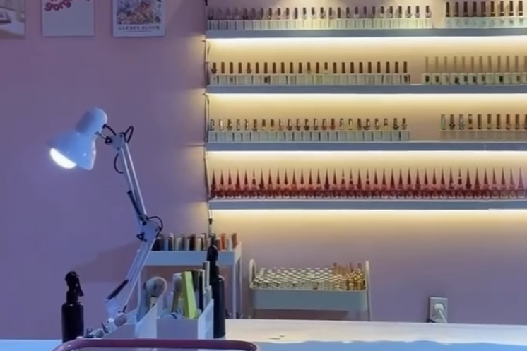 Suasana tempat nail art di della.beautybar.