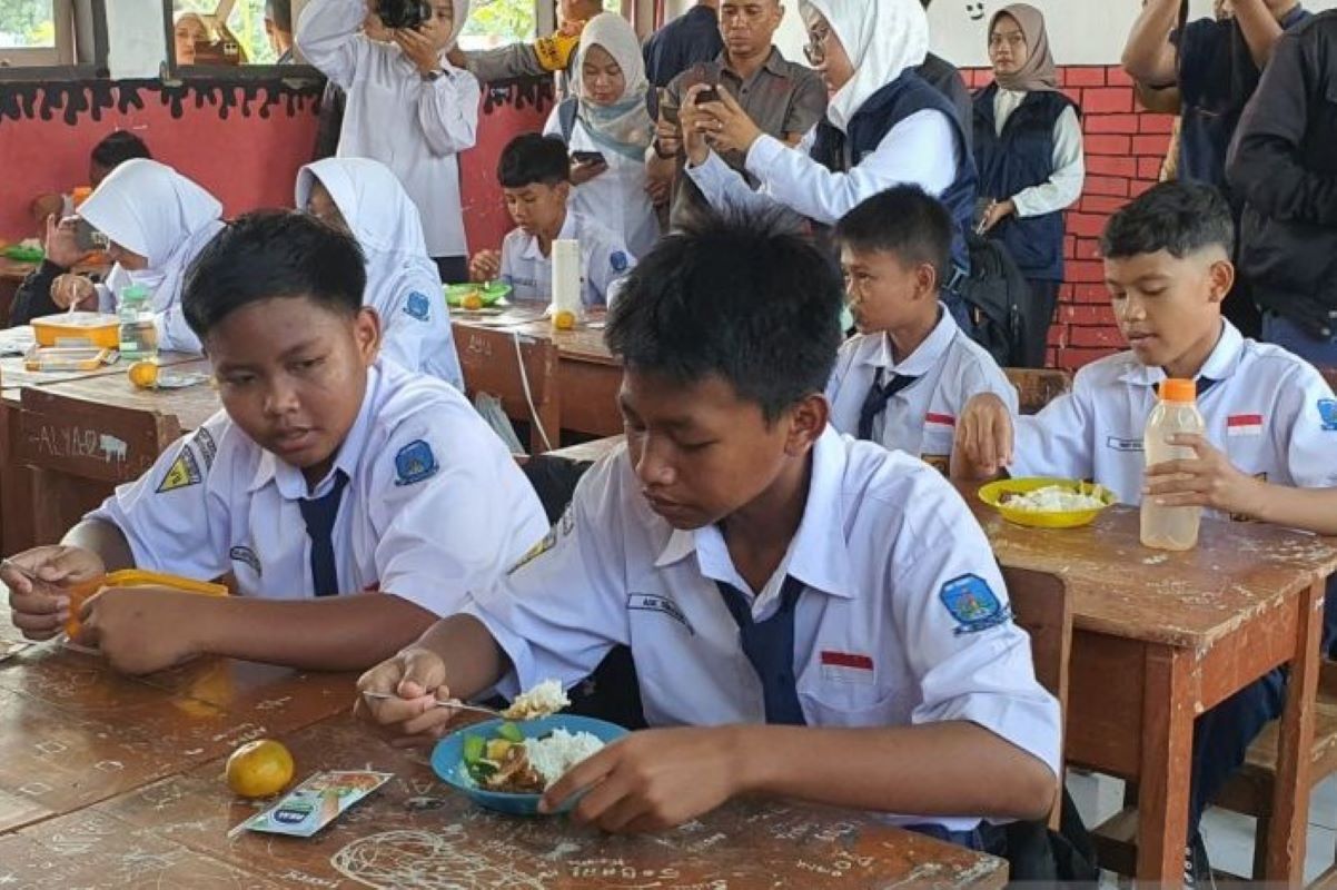 Sejumlah siswa mengikuti kegiatan simulasi program MBG di Majalengka, Senin (16/12). (Fathnur Rohman/Antara)