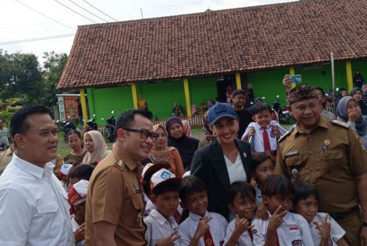 Wakil Menteri Perlindungan Pekerja Migran Indonesia (P2MI) Christina Aryani kunjungan kerja di Cirebon, Senin (16/12). (Fathnur Rohman/Antara)
