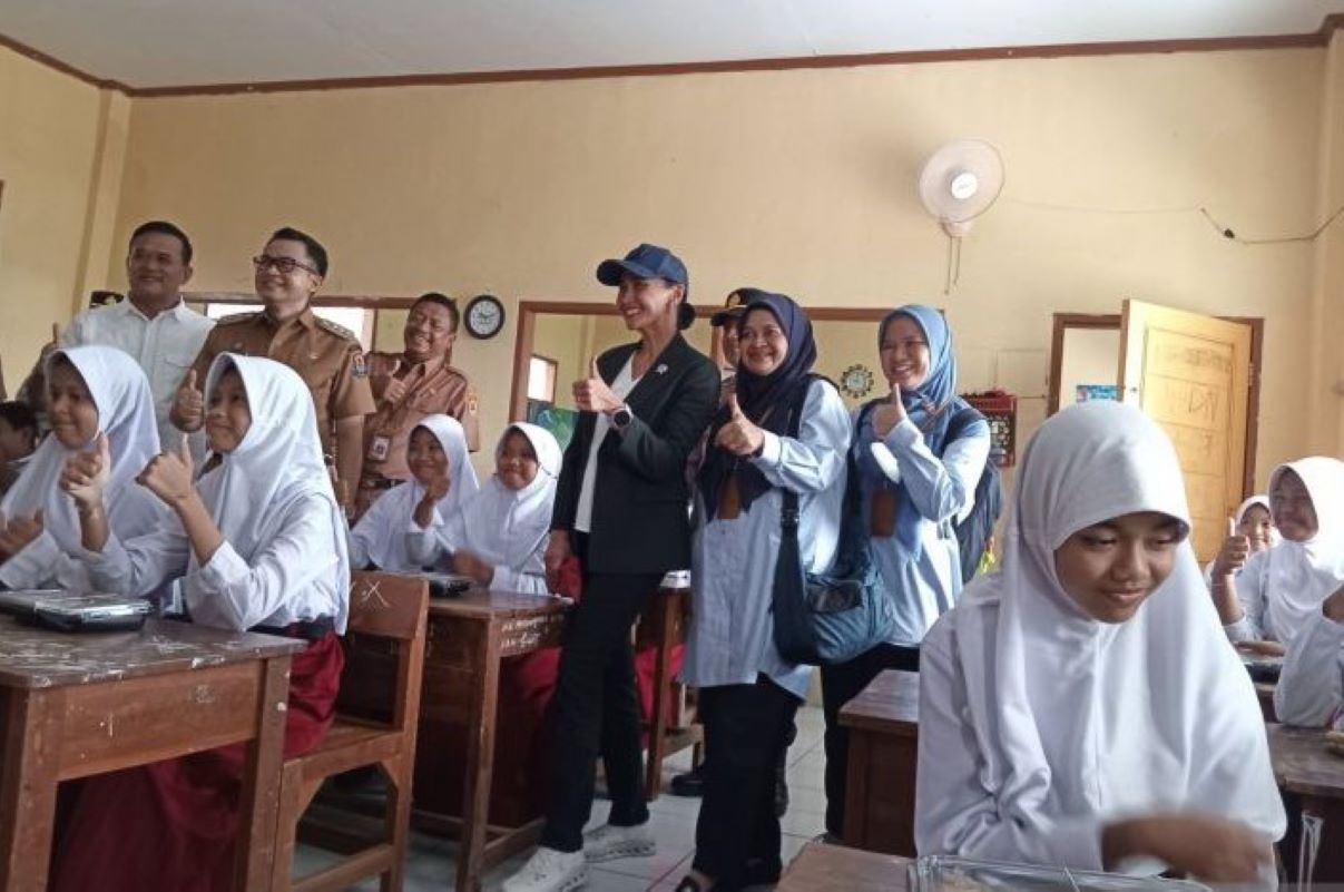 Wakil Menteri Perlindungan Pekerja Migran Indonesia (P2MI) Christina Aryani meninjau pelaksanaan simulasi program MBG di Cirebon, Senin (16/12). (Antara)