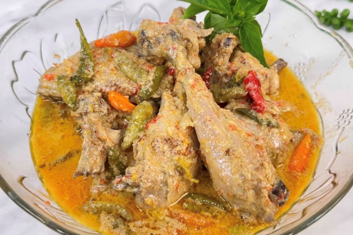 Ayam pedas khas Banyuwangi. (tangkap layar youtube Ika Mardatillah)