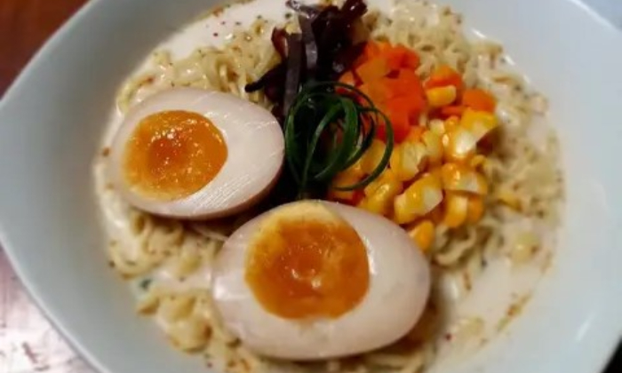 Sajian ramen dari mie instan