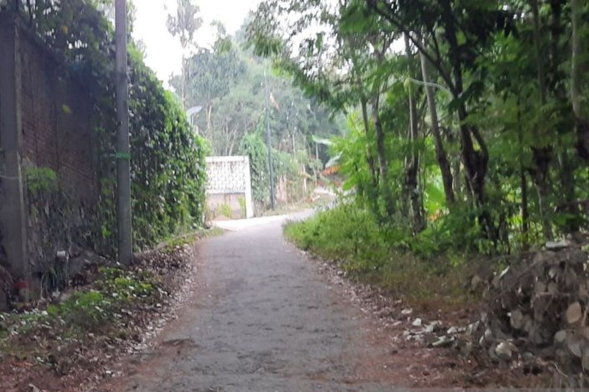 Kondisi ruas jalan menuju destinasi wisata alam di Kuningan. (Fathnur Rohman/Antara)