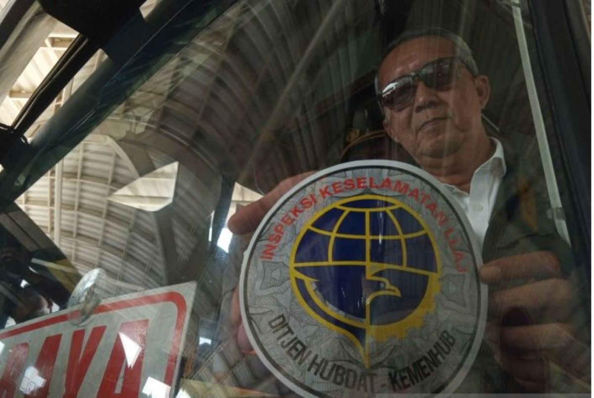 Pj Wali Kota Cirebon Agus Mulyadi menempelkan stiker menandai kendaraan bus laik jalan. (Fathnur Rohman/Antara)