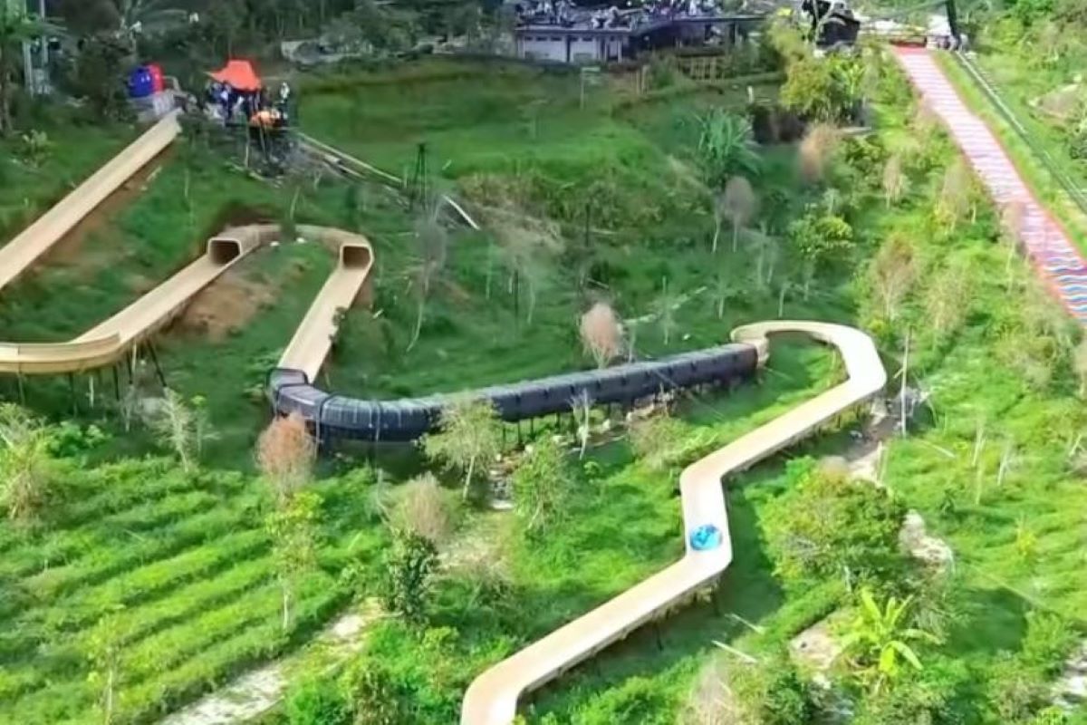 Pemandangan wahana Hydro Glide Kuningan. (Tangkap layar Instagram/@melindaarizka25)