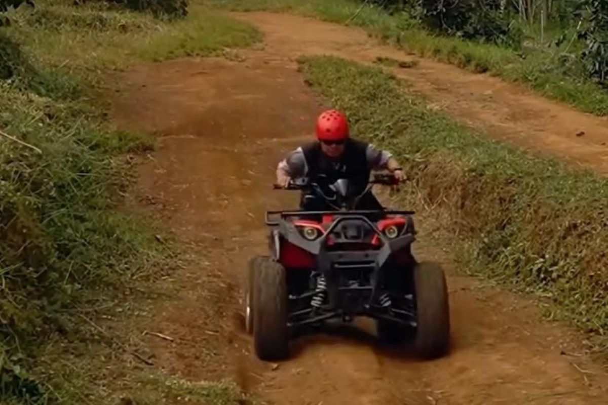 Keseruan bermain wahana ATV offroad di Kopi Botanika, Kuningan. (Tangkap layar Instagram/@kopi.botanika)