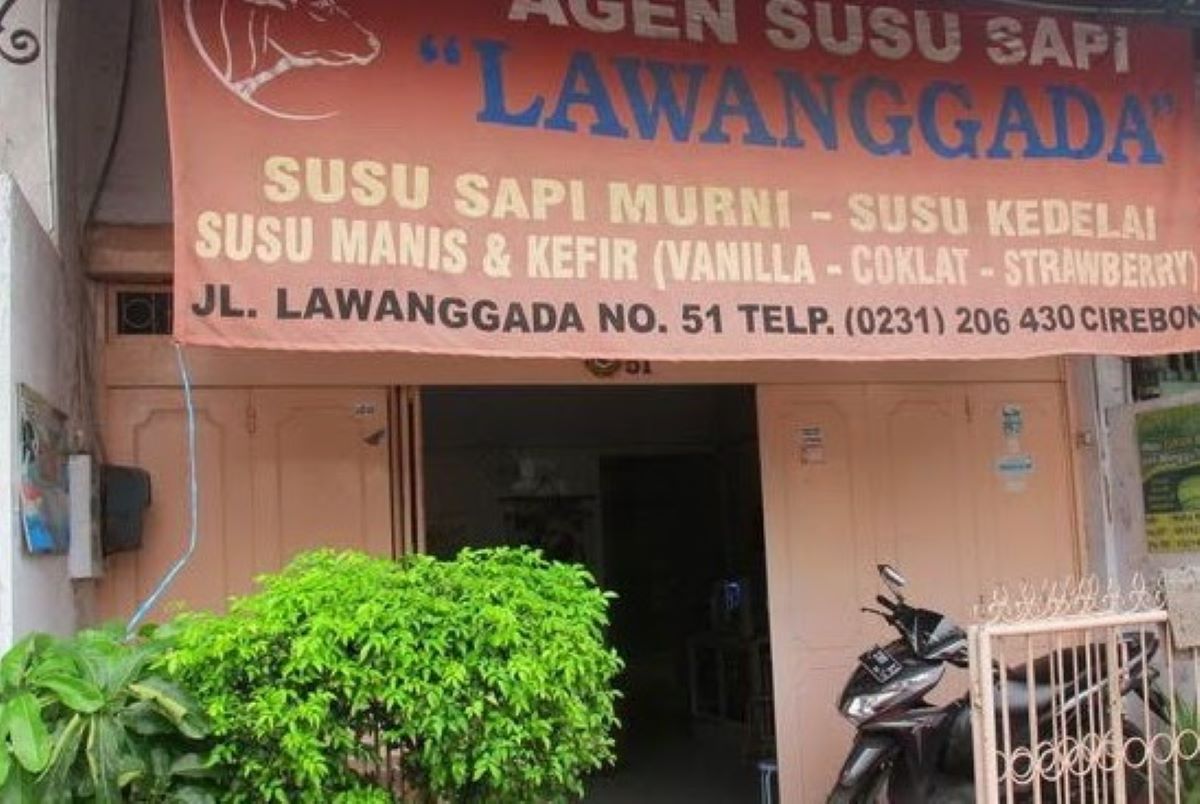 Agen susu sapi murni Lawanggada yang masih berdiri 3 generasi. (kulinerdicirebon.blogspot.com)