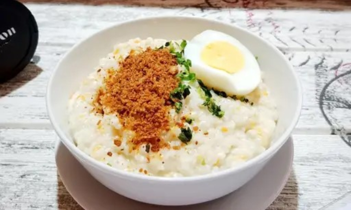 Sajian bubur ayam buatan rumahan