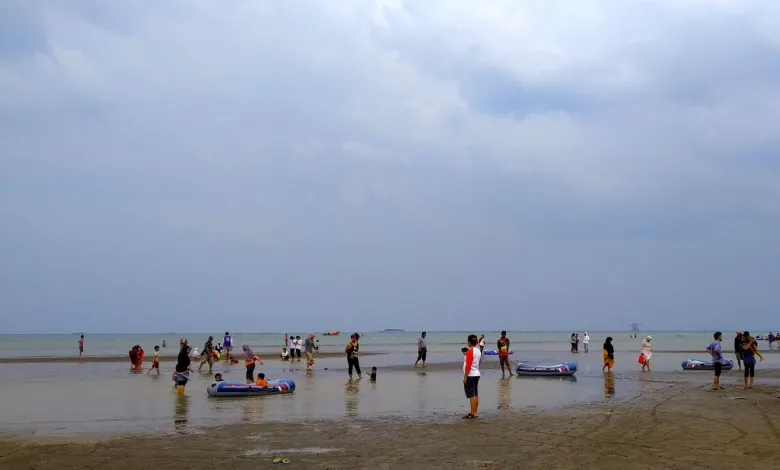 Segarnya Pantai Kejawanan di Cirebon, tempat yang cocok untuk liburan
