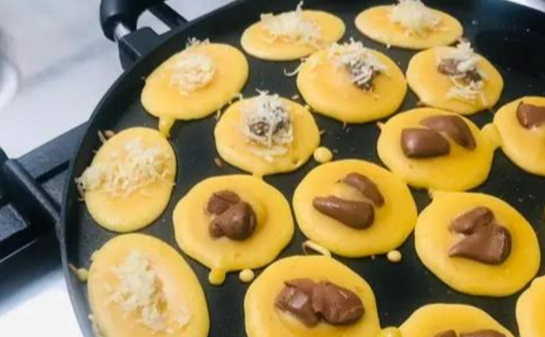 Proses kue cubit dalam cetakan