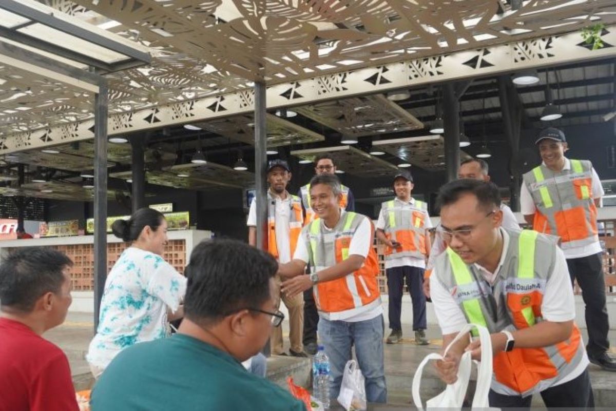 Tim Astra Tol Cipali beri bingkisan produk UMKM lokal kepada pengguna jalan di rest area Jalan Tol Cipali, Jumat (27/12). (Astra Tol Cipali/Antara)