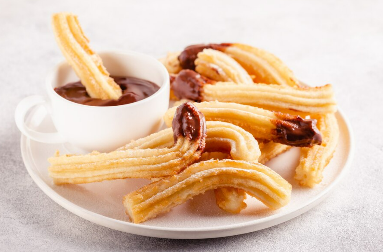 Sajian churros dengan saus cokelat
