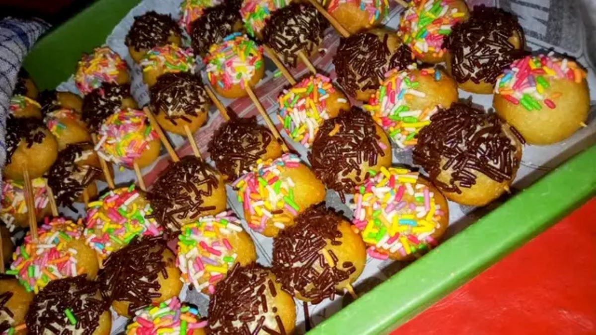 Sajian sate donat dengan topping meses