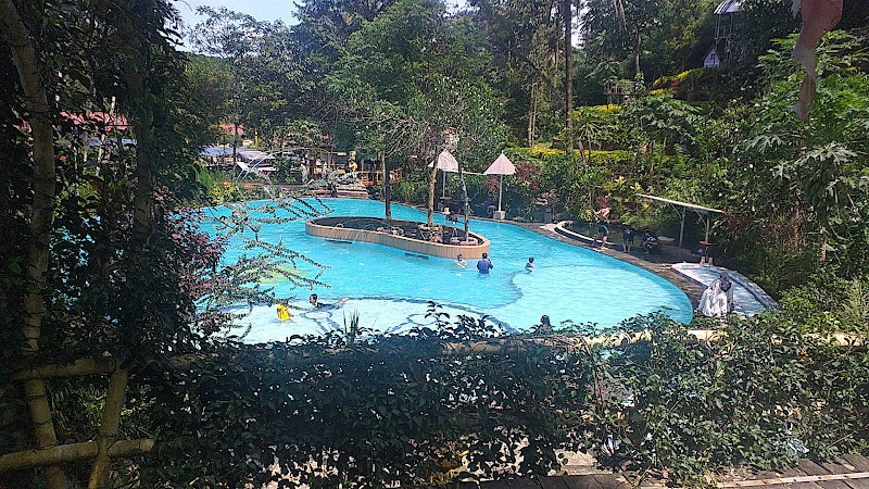 Salah satu kolam renang yang ada di Ghiffary Valley Kuningan.
