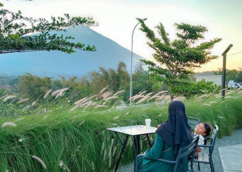 Menikmati kopi sambil melihat sunset di Kedai Tresha