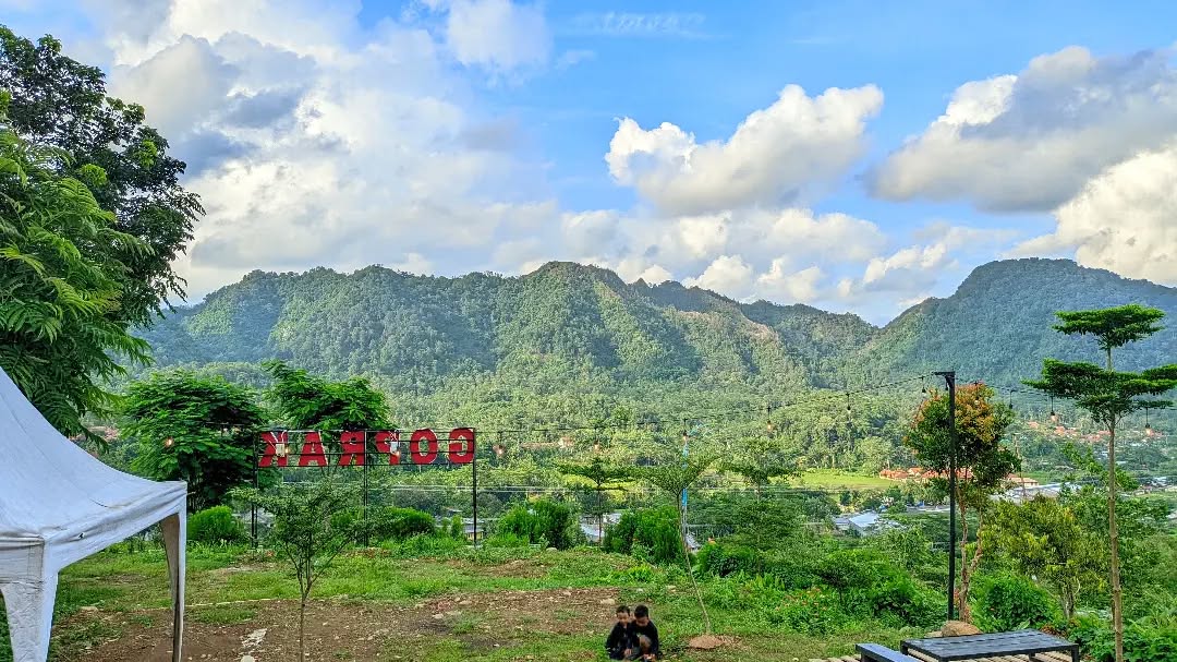 Segarnya pemandangan dari Bukit Goprak