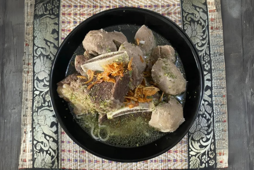 Semangkuk bakso rusuk iga sapi kuah