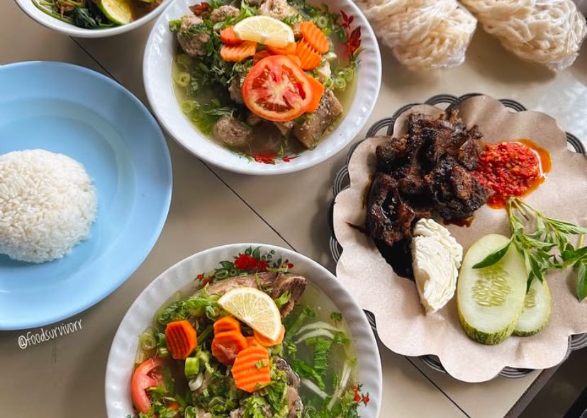 Berbagai menu di Bakso Tulang dan Iga Bakar Ibu Tam