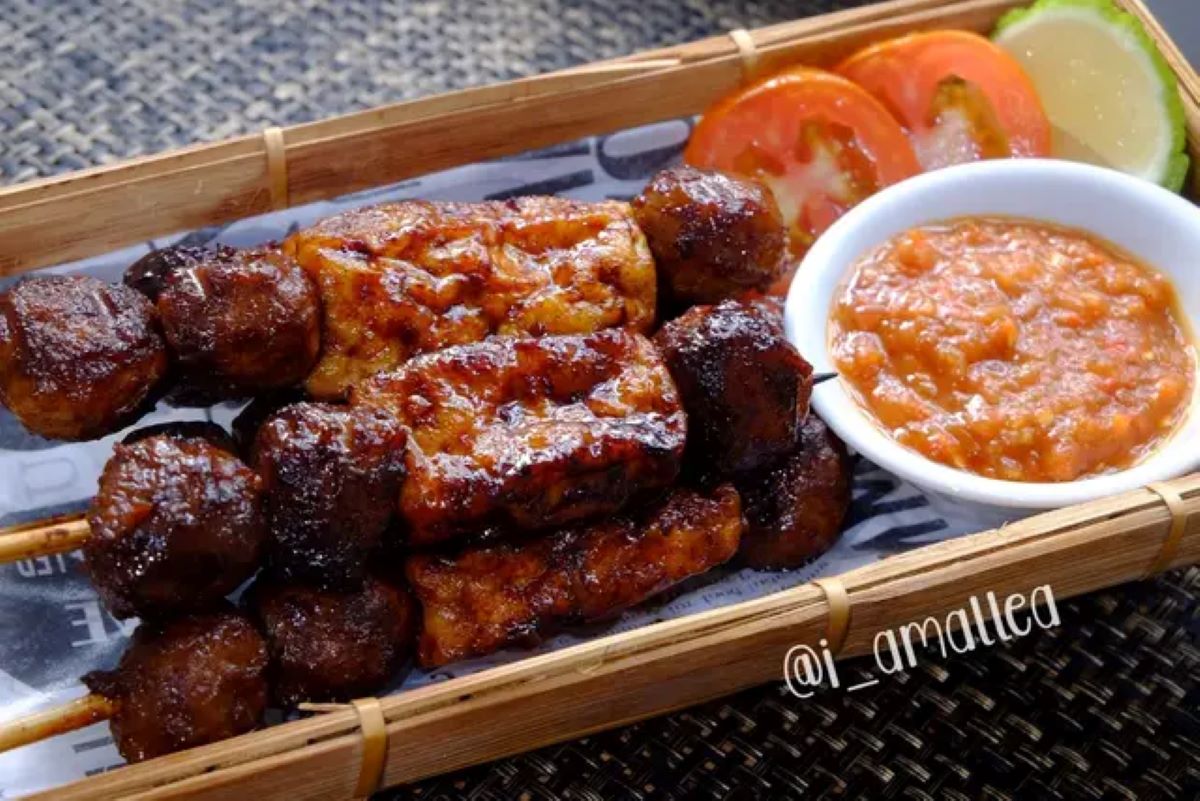 Sajian sate bakso tahu bakar. (Dok, @i_amallea, cookpad.com)