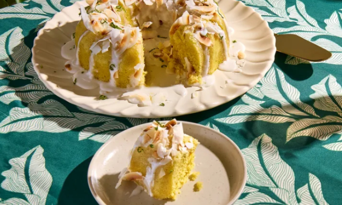 Coconut lime microwave bundt cake atau kue bolu kelapa jeruk nipis yang dimasak dengan microwave