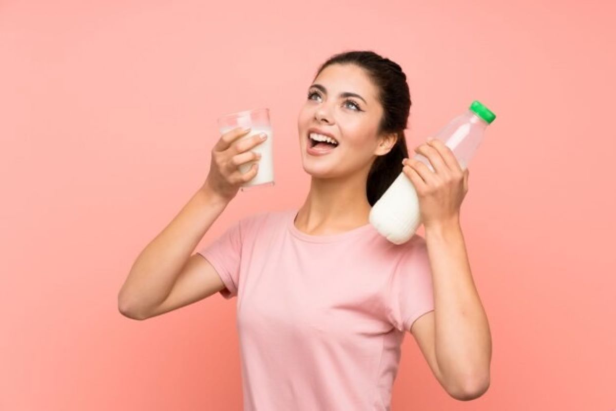 Ilustrasi konsumsi yogurt. (Dok. Freepik.com)