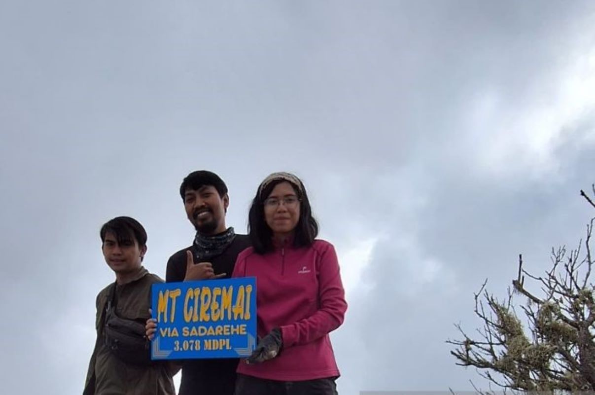 Pendaki saat melakukan aktivitas pendakian di jalur Trisakti Sadarehe Gunung Ciremai di Majalengka. (Fathnur Rohman/Antara)
