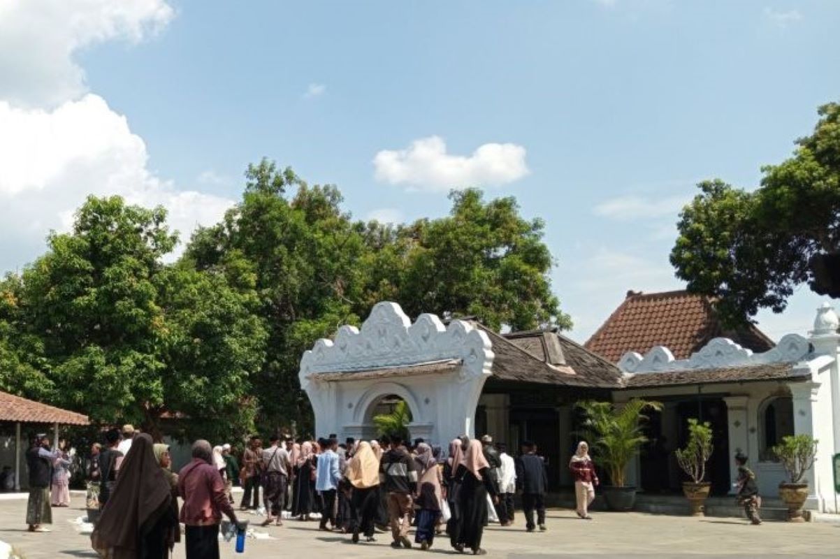 Wisatawan mengunjungi Keraton Kasepuhan destinasi wisata unggulan di Kota Cirebon. (Fathnur Rohman/Antara)