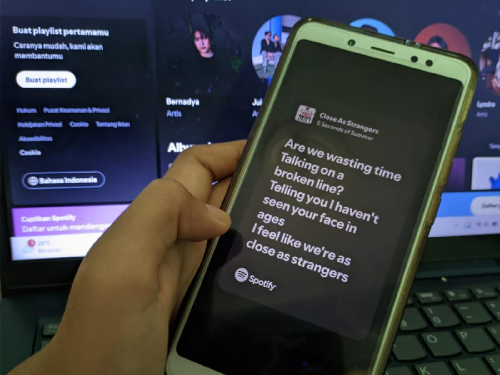 Foto membagikan lirik lagu di sosial media