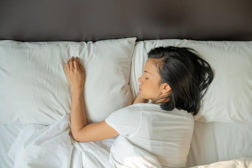 Ilustrasi tidur miring ke kiri
