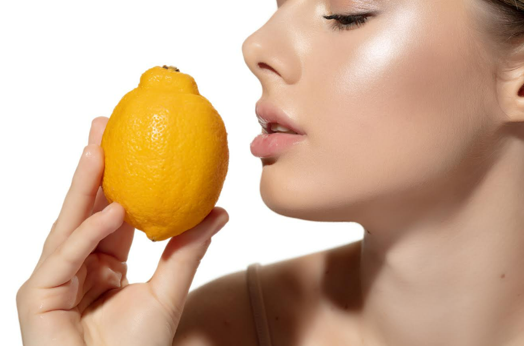 Ilustrasi kulit sehat karena rutin mengonsumsi air lemon