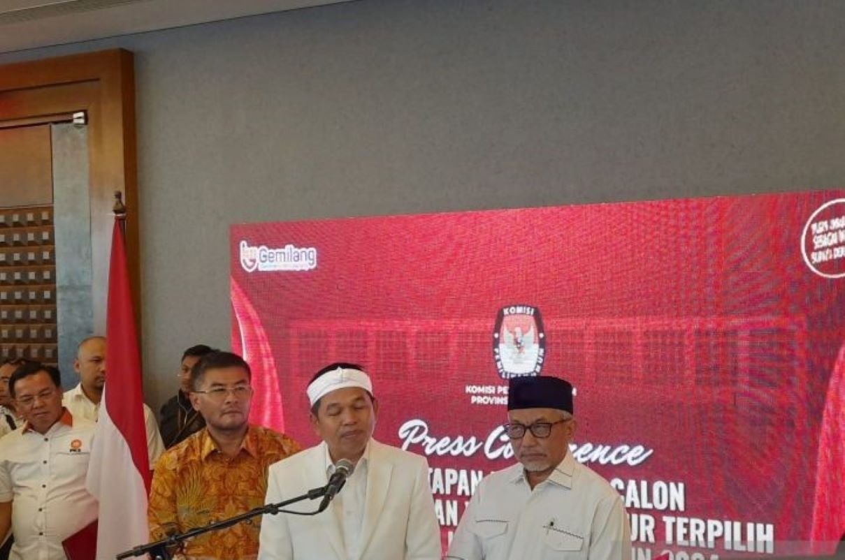 Gubernur dan Wakil Gubernur Jabar terpilih Dedi Mulyadi dan Erwan Setiawan bersama Ahmad Syaikhu memberikan keterangan selepas rapat pleno terbuka KPU. (Ricky Prayoga/Antara)