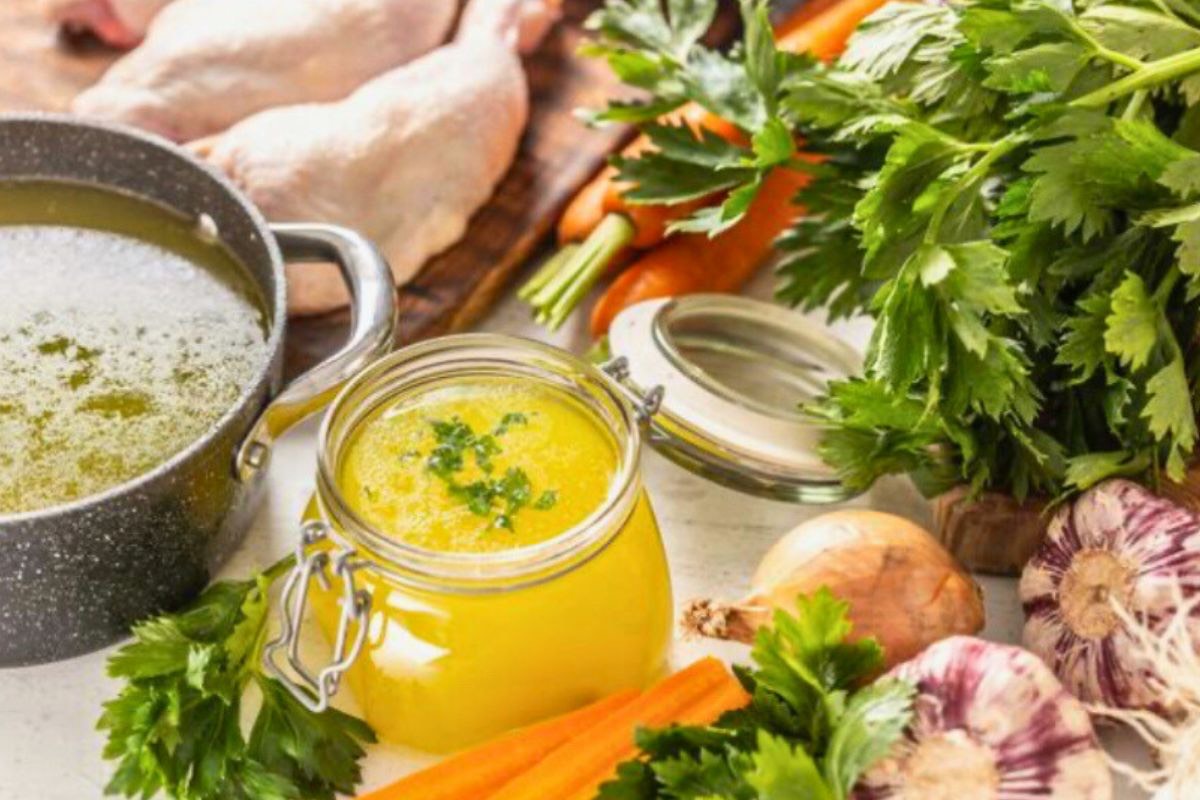 Ilustrasi resep chicken broth ala Chef Martin Praja