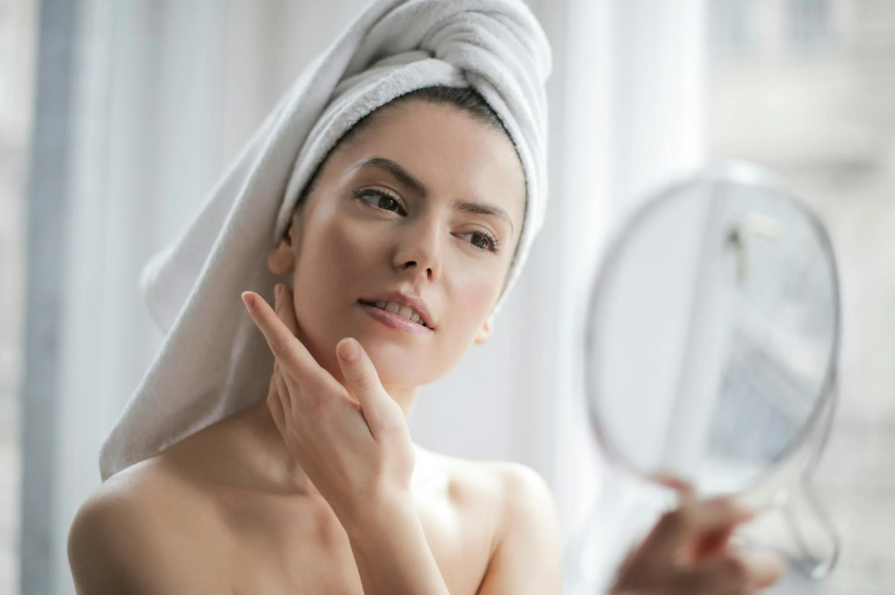 Ilustrasi perempuan menggunakan skincare