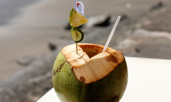Ilustrasi air kelapa muda