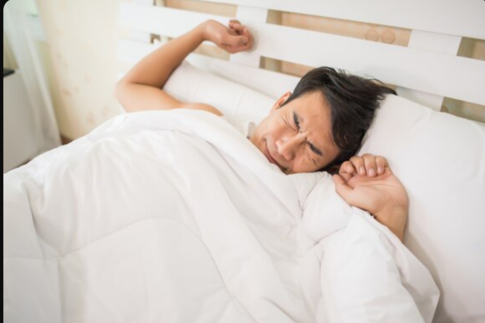 Ilustrasi orang saat tidur REM atau tidur mimpi.