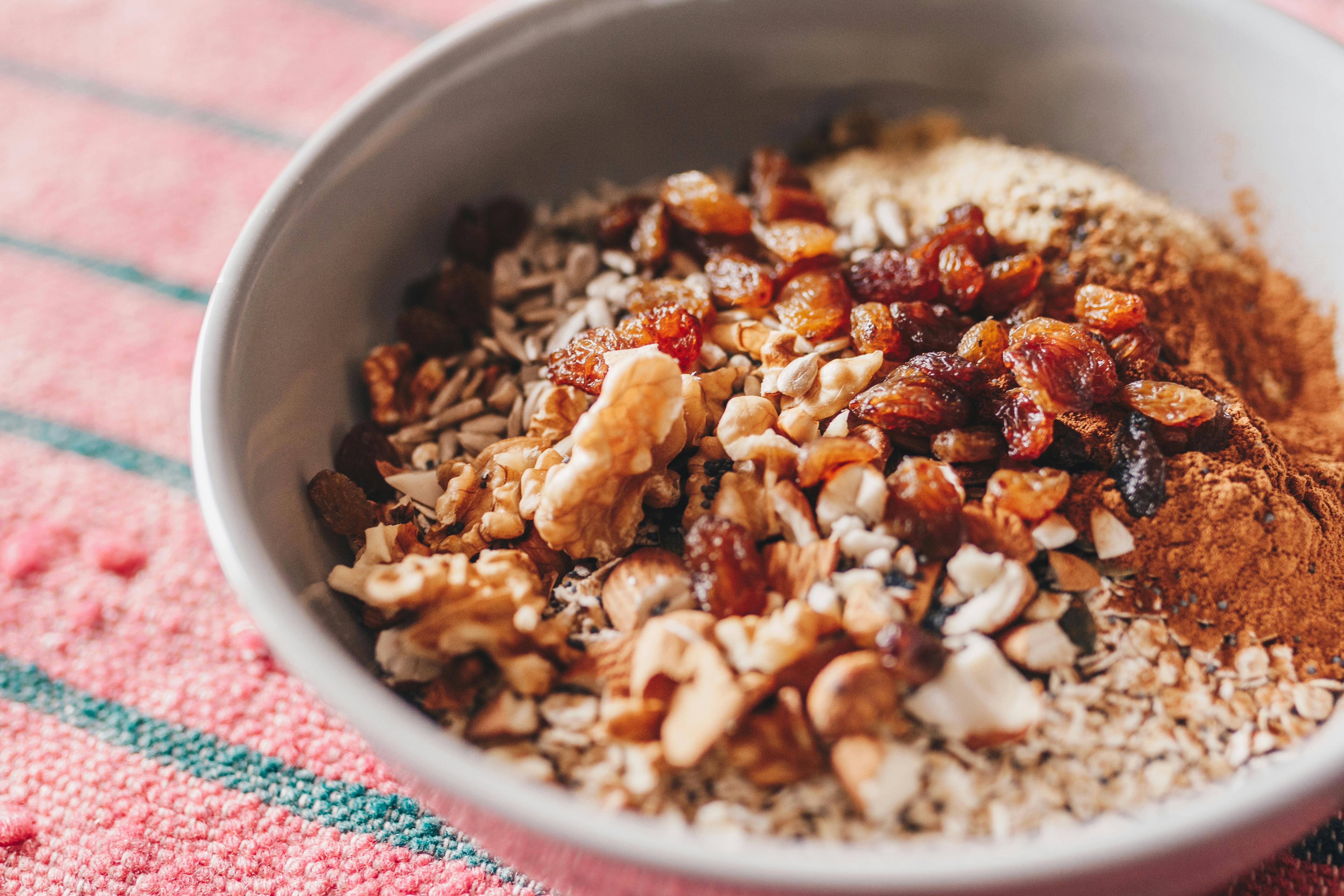 Ilustrasi granola dalam mangkuk
