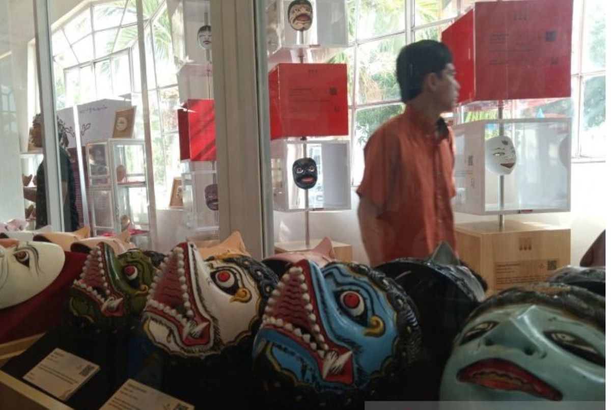 Pengunjung Museum Topeng Kota Cirebon. (Fathnur Rohman/Antara)