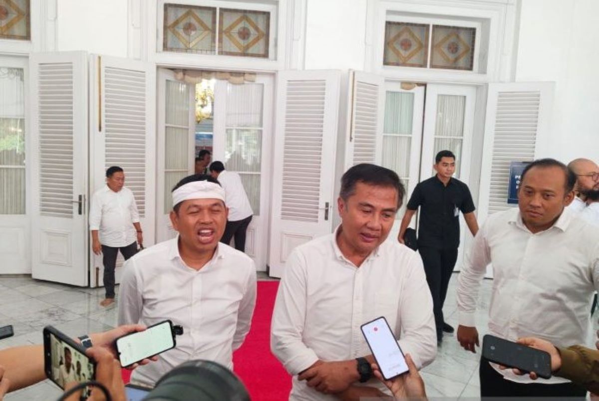 Gubernur Jawa Barat terpilih Dedi Mulyadi bersama Penjabat (Pj) Gubernur Jawa Barat Bey Triadi Machmudin. (Ricky Prayoga/Antara)