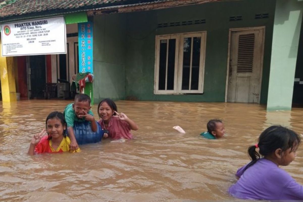 Banjir merendam permukiman warga di Cirebon pada Jumat (24/1). (Fathnur Rohman/Antara)