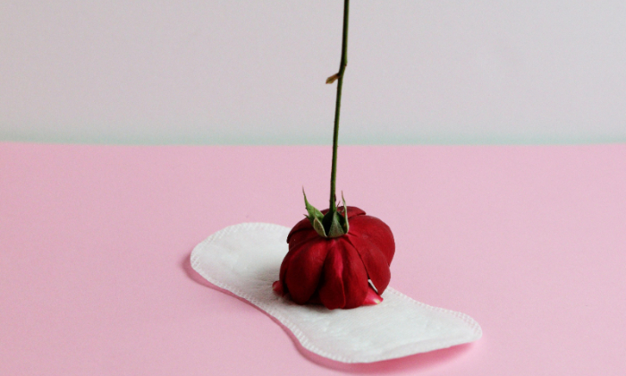 Ilustrasi flek cokelat sebelum menstruasi. (Dok. Pexels/Mike Murray)