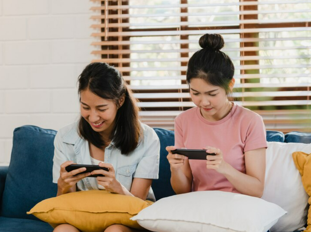 Ilustrasi orang yang scrolling media sosial
